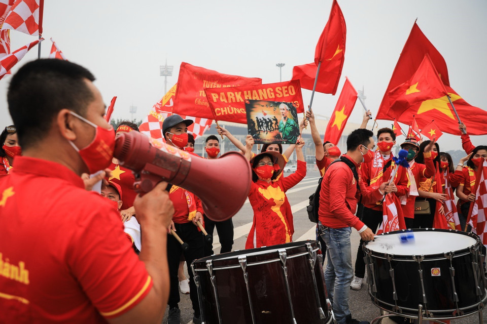 Những cổ động viên trung thành và nhiệt huyết đã sẵn sàng tiếp lửa cho thầy trò HLV Park Hang-seo. (Ảnh: Thành Đạt/TTXVN)