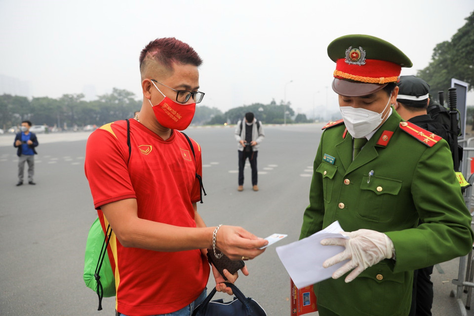 Để đảm bảo các yếu tố an toàn phòng dịch, các cổ động viên vào sân phải đảm bảo kết quả âm tính khi test nhanh trong thời gian 72h. (Ảnh: Thành Đạt/TTXVN)