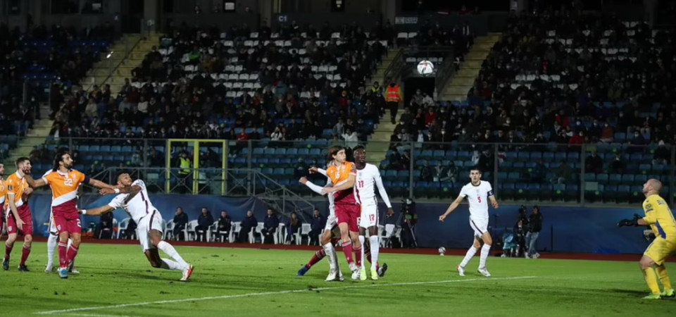 Sau đó lần lượt Tyrone Mings... (Nguồn: Reuters)