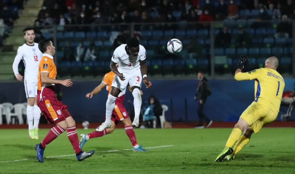 Saka ghi bàn thắng để giúp tuyển Anh đánh bại San Marino 10-0, qua đó giành vé dự World Cup 2022. (Nguồn: Reuters)