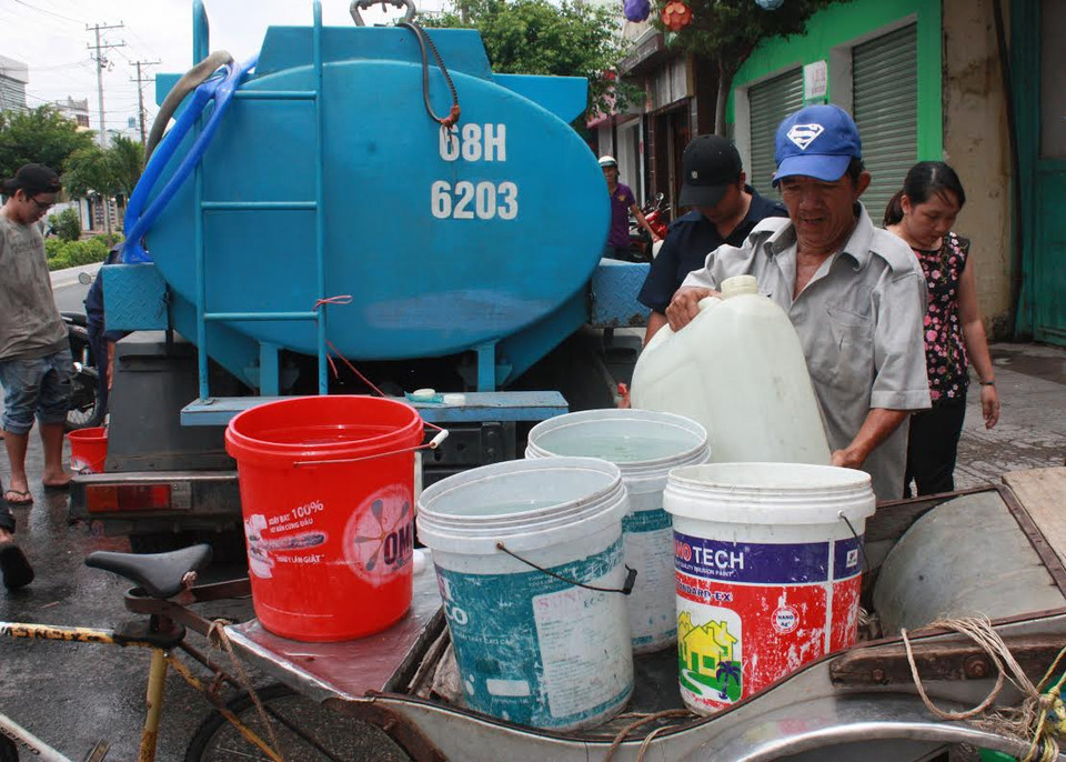 Người dân dùng tất cả các vật dụng có thể sử dụng được để lấy nước ở các xe bồn. (Nguồn: Bùi Trường Giang/Vietnam+)