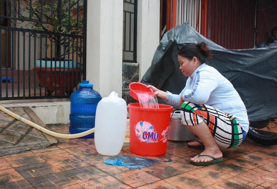 Người dân chắt chiu từng giọt nước để sử dụng cho nhu cầu ăn uống. (Nguồn: Bùi Trường Giang/Vietnam+)