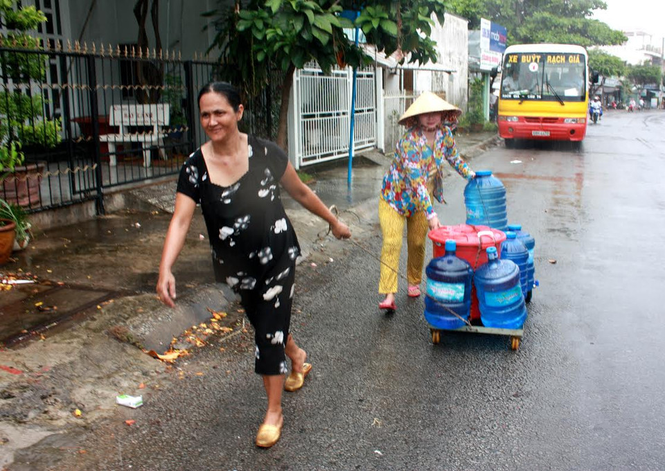 Khắp các tuyến đường trong địa bàn thành phố Rạch Giá rất dễ bắt gặp cảnh tượng này. (Nguồn: Bùi Trường Giang/Vietnam+)