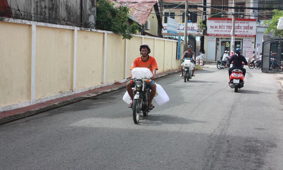 Khắp các tuyến đường trong địa bàn thành phố Rạch Giá rất dễ bắt gặp cảnh tượng này. (Nguồn: Bùi Trường Giang/Vietnam+)