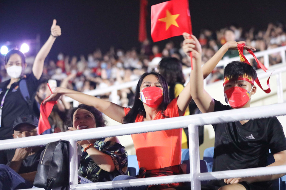 Các cổ động viên cuồng nhiệt trên khán đài (Ảnh: TTXVN)