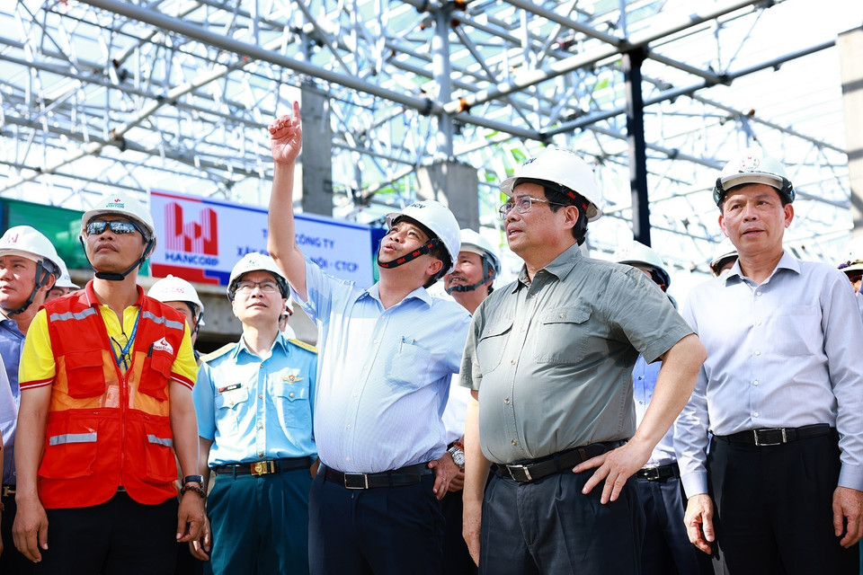 Thủ tướng Phạm Minh Chính kiểm tra tiến độ thi công Dự án nhà ga hành khách T3-Tân Sơn Nhất. (Ảnh: Dương Giang/TTXVN)