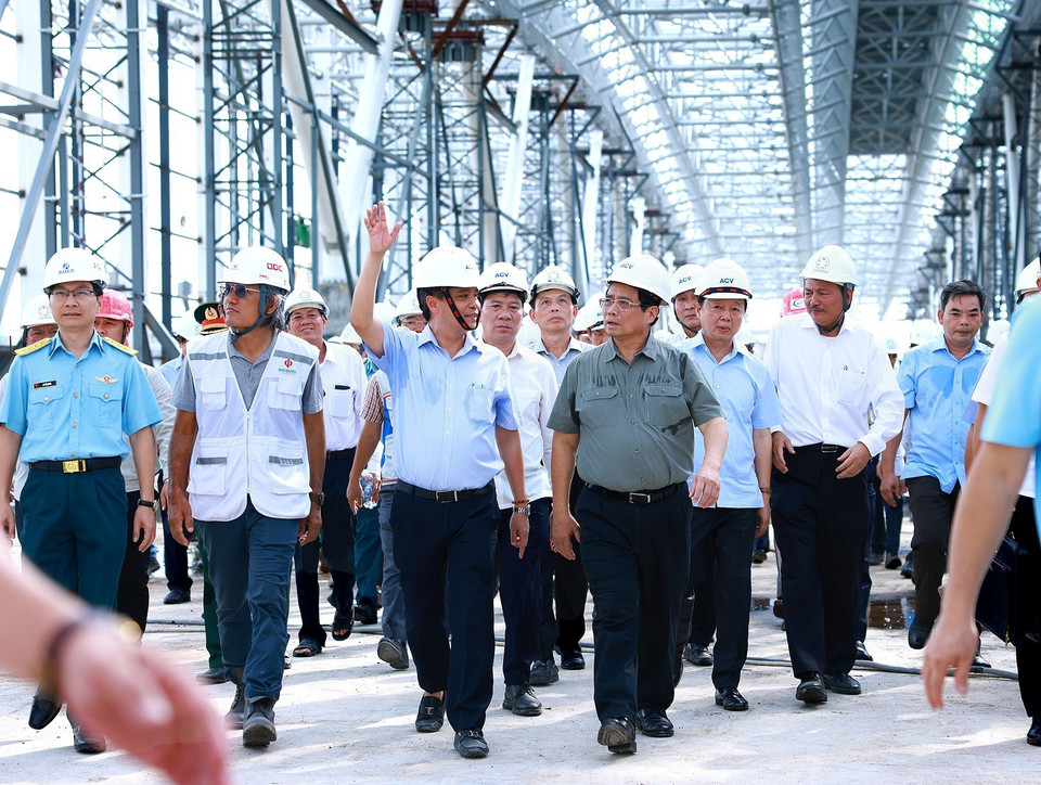 Thủ tướng Phạm Minh Chính kiểm tra tiến độ thi công Dự án nhà ga hành khách T3-Tân Sơn Nhất. (Ảnh: Dương Giang/TTXVN)