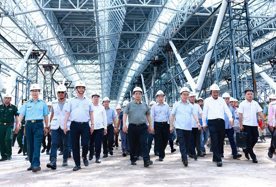 Thủ tướng Phạm Minh Chính kiểm tra tiến độ thi công Dự án nhà ga hành khách T3-Tân Sơn Nhất. (Ảnh: Dương Giang/TTXVN)