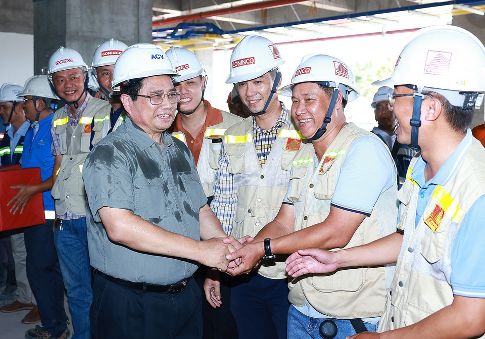 Thủ tướng Phạm Minh Chính với kỹ sư, công nhân thi công Dự án xây dựng nhà ga hành khách T3-Cảng hàng không quốc tế Tân Sơn Nhất. (Ảnh: Dương Giang/TTXVN)