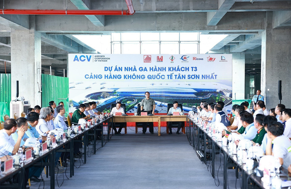 Thủ tướng Phạm Minh Chính làm việc với các nhà thầu, đơn vị thi công Dự án xây dựng nhà ga hành khách T3-Cảng hàng không quốc tế Tân Sơn Nhất. (Ảnh: Dương Giang/TTXVN)