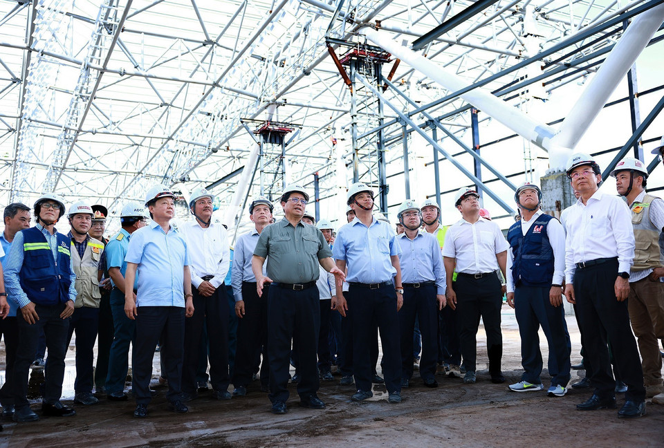 Thủ tướng Phạm Minh Chính kiểm tra tiến độ thi công Dự án nhà ga hành khách T3-Tân Sơn Nhất. (Ảnh: Dương Giang/TTXVN)