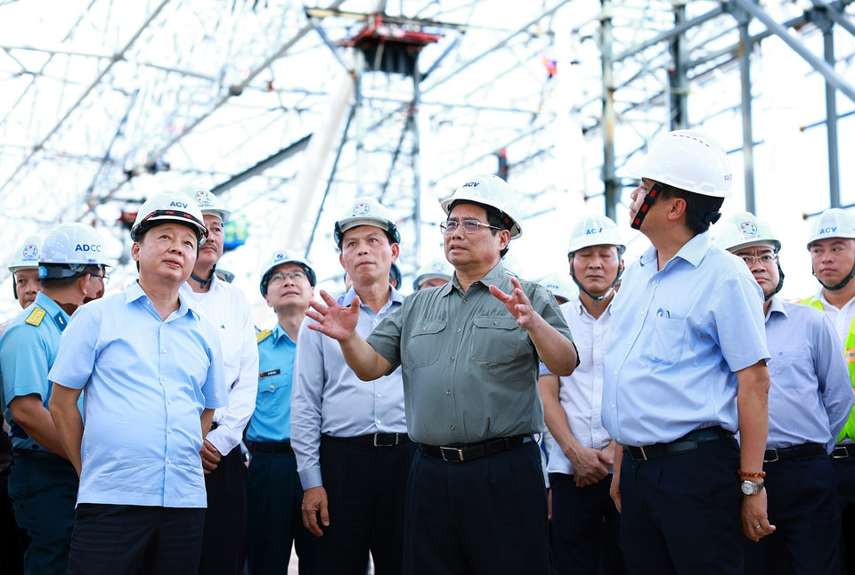 Thủ tướng Phạm Minh Chính kiểm tra tiến độ thi công Dự án nhà ga hành khách T3-Tân Sơn Nhất. (Ảnh: Dương Giang/TTXVN)