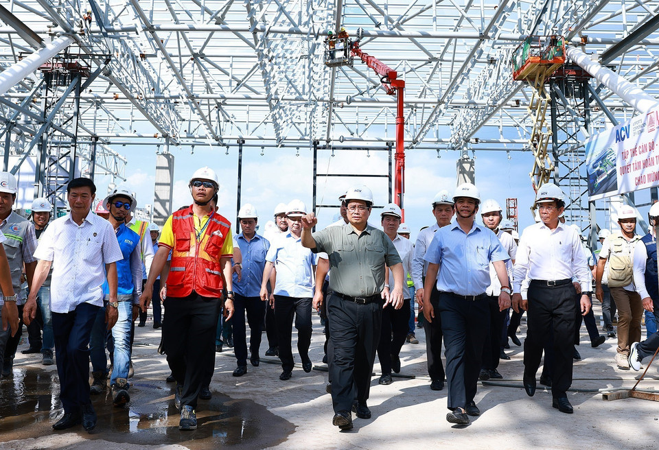 Thủ tướng Phạm Minh Chính kiểm tra tiến độ thi công Dự án nhà ga hành khách T3-Tân Sơn Nhất. (Ảnh: Dương Giang/TTXVN)