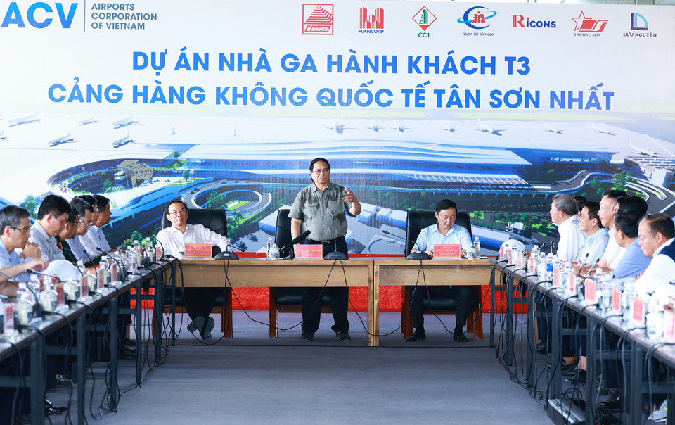 Thủ tướng Phạm Minh Chính làm việc với các nhà thầu, đơn vị thi công Dự án xây dựng nhà ga hành khách T3-Cảng hàng không quốc tế Tân Sơn Nhất. (Ảnh: Dương Giang/TTXVN)