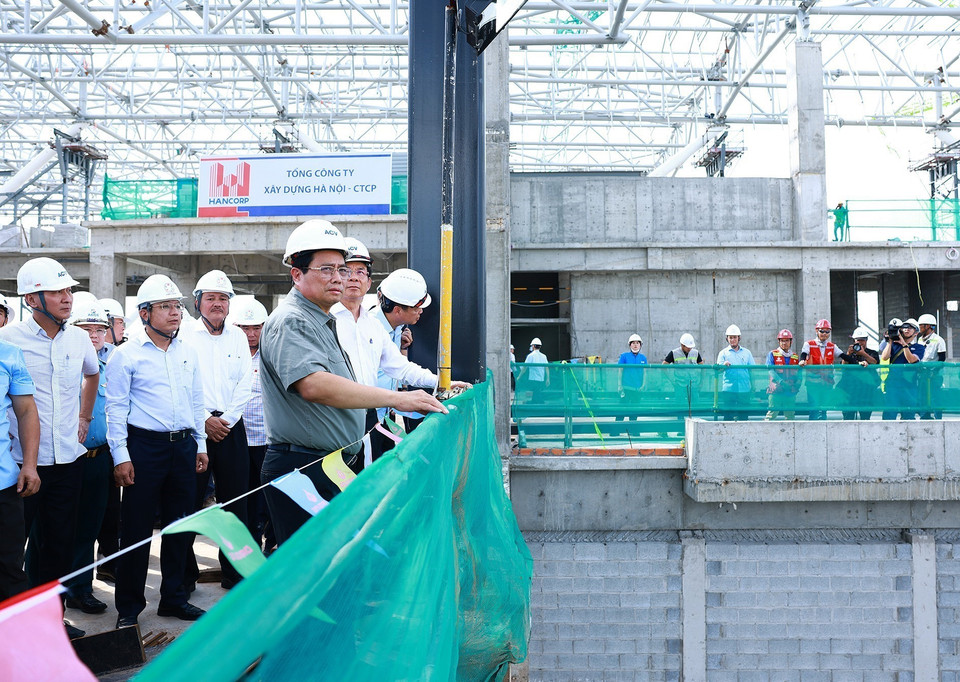 Thủ tướng Phạm Minh Chính kiểm tra tiến độ thi công Dự án nhà ga hành khách T3-Tân Sơn Nhất. (Ảnh: Dương Giang/TTXVN)