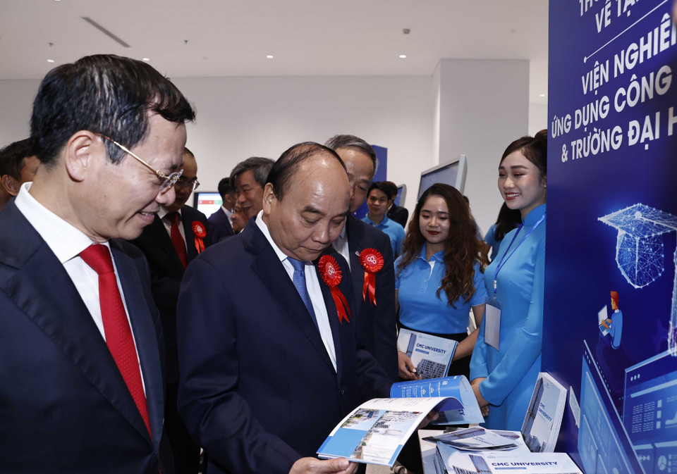 Chủ tịch nước Nguyễn Xuân Phúc và các đại biểu tham quan trưng bày, giới thiệu về các sản phẩm dữ liệu. (Ảnh: Thống Nhất/TTXVN)