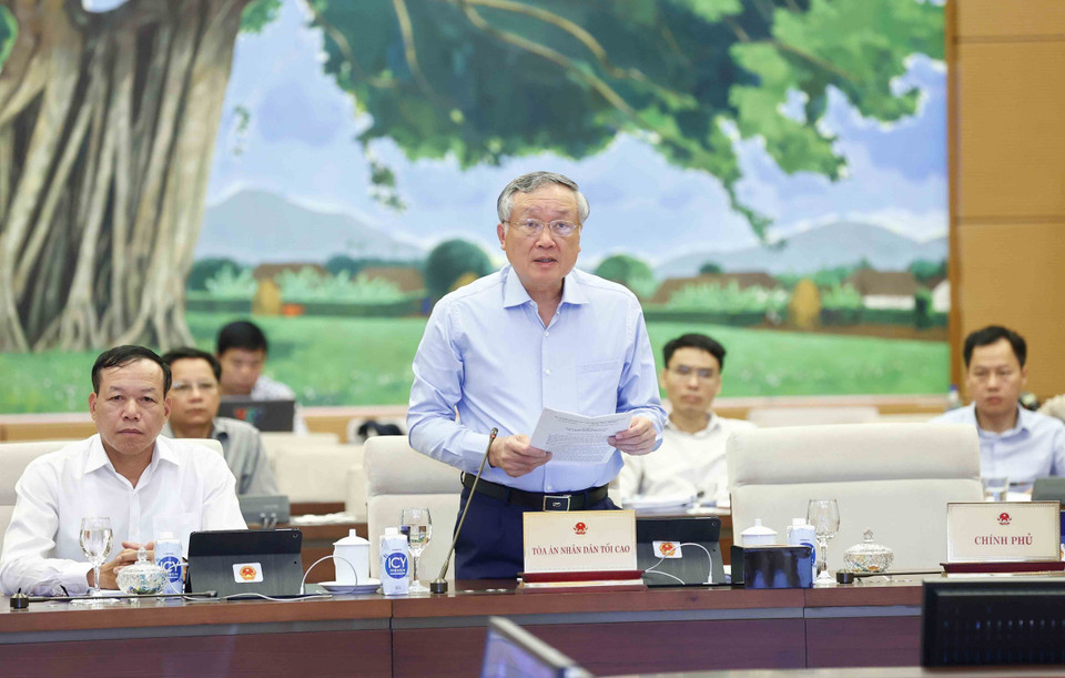 Chánh án Tòa án Nhân dân Tối cao Nguyễn Hòa Bình trình bày tờ trình tại phiên họp. (Ảnh: Doãn Tấn/TTXVN)