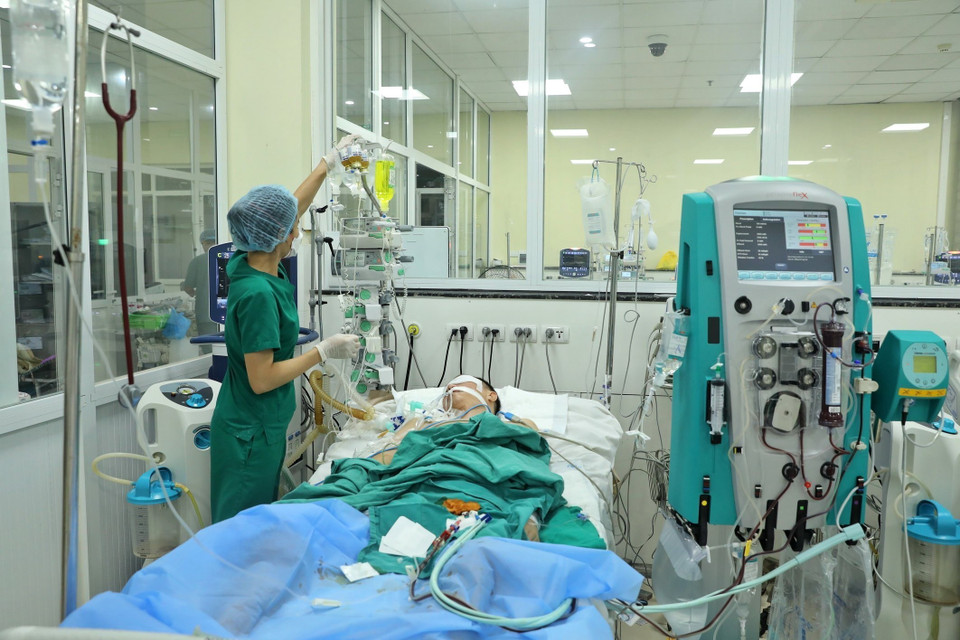 Nhân viên y tế chăm sóc, điều trị cho bệnh nhân COVID-19 nặng tại Khoa Hồi sức tích cực (Bệnh viện Bệnh Nhiệt đới Trung ương). (Ảnh: Minh Quyết/TTXVN)