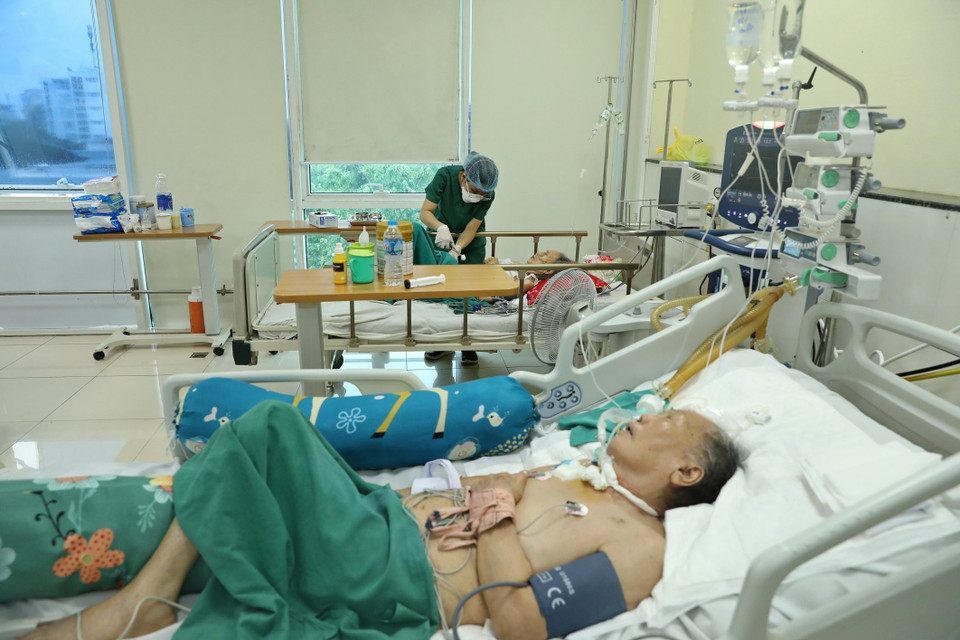Hầu hết bệnh nhân diễn biến nặng đang điều trị tại Khoa Hồi sức tích cực (Bệnh viện Bệnh Nhiệt đới Trung ương) là người lớn tuổi, người có bệnh lý nền như phổi tắc nghẽn mạn tính, hen phế quản, bệnh tim mạch…(Ảnh: Minh Quyết/TTXVN) 