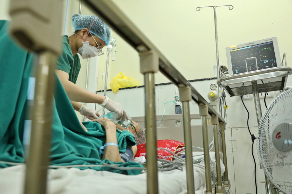 Hình ảnh nhân viên y tế chăm sóc, điều trị cho bệnh nhân COVID-19 nặng tại Khoa Hồi sức tích cực (Bệnh viện Bệnh Nhiệt đới Trung ương). (Ảnh: Minh Quyết/TTXVN)