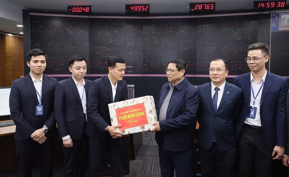 Thủ tướng Phạm Minh Chính tặng quà cho Trung tâm Điều độ Hệ thống Điện Quốc gia. (Ảnh: Dương Giang/TTXVN)