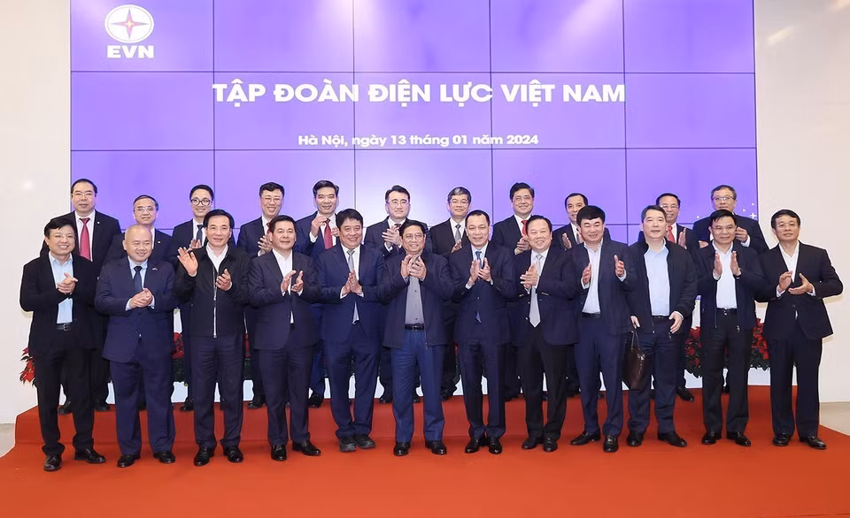 Thủ tướng Phạm Minh Chính với lãnh đạo Tập đoàn Điện lực Việt Nam (EVN). (Ảnh: Dương Giang/TTXVN)