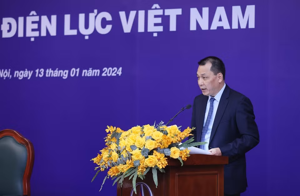 Chủ tịch Hội đồng Thành viên Tập đoàn Điện lực Việt Nam Đặng Hoàng An báo cáo tình hình sản xuất kinh doanh năm 2023 và kế hoạch cung ứng điện năm 2024. (Ảnh: Dương Giang/TTXVN)