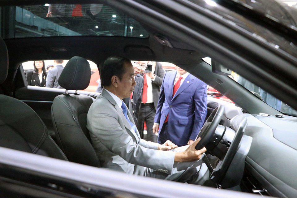 Tổng thống Indonesia Joko Widodo thăm nhà máy VinFast Hải Phòng. (Ảnh: Hoàng Ngọc/TTXVN)