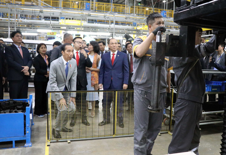 Tổng thống Indonesia Joko Widodo thăm nhà máy VinFast Hải Phòng. (Ảnh: Hoàng Ngọc/TTXVN)