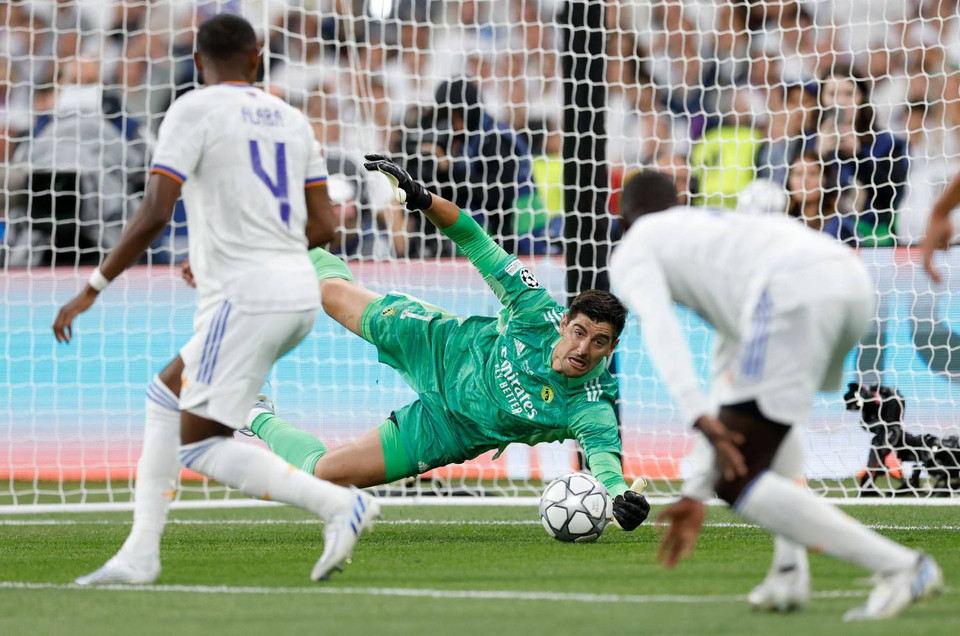 Nhưng không cầu thủ áo đỏ nào có thể đánh bại được Courtois. (Nguồn: Realmadrid)