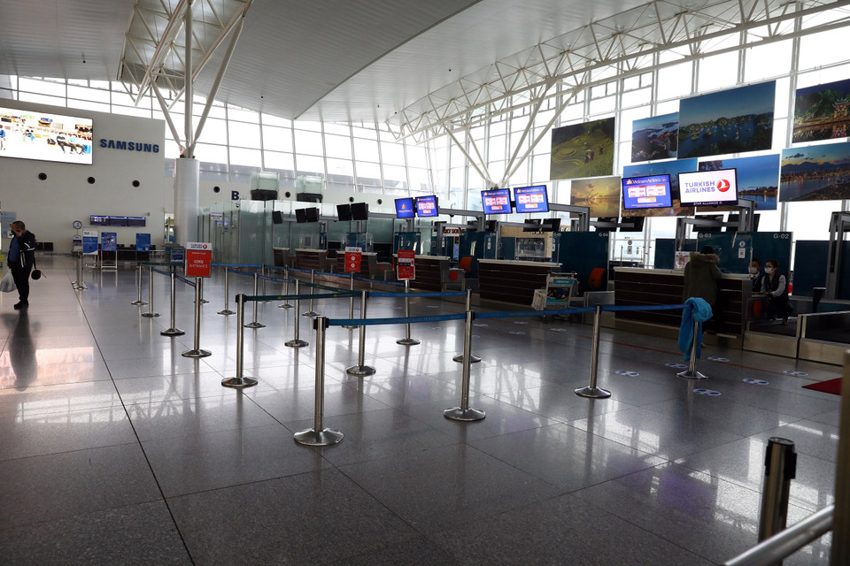 Nhà ga T2 của Cảng Hàng không quốc tế Nội Bài vẫn vắng vẻ. (Ảnh: Huy Hùng/TTXVN)