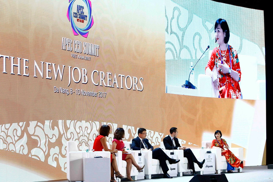 Bà Dương Thị Mai Hoa (bên phải), Tổng giám đốc Tập đoàn Vingroup (Việt Nam) tham gia phiên thảo luận về các xu hướng việc làm trong tương lai. (Ảnh: TTXVN)