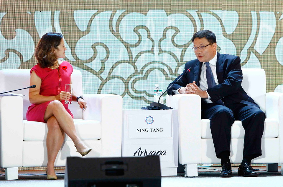 Chủ tịch kiêm Tổng Giám đốc điều hành Công ty CreditEase, ông Ninh Tang phát biểu tại phiên thảo luận về các xu hướng việc làm trong tương lai. (Ảnh: TTXVN)