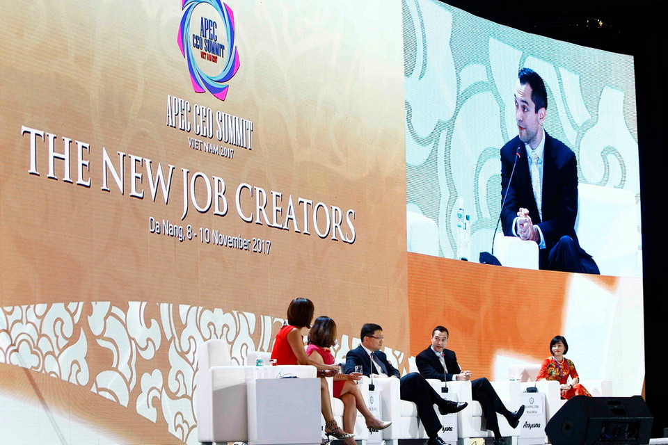 Nhà đồng sáng lập và Giám đốc chiến lược Công ty Airbnb, ông Nathan Blecharczyk (thứ hai từ phải sang) phát biểu tại phiên thảo luận về các xu hướng việc làm trong tương lai. (Ảnh: TTXVN)