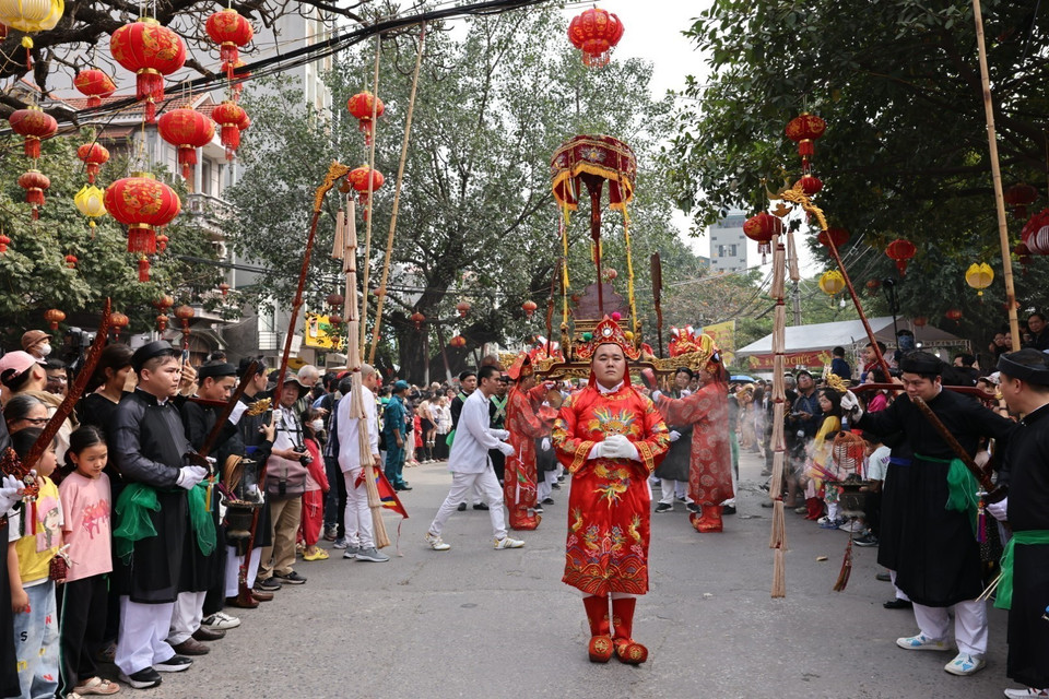 Lễ rước sắc Phùng Hưng mang ý nghĩa mời thánh nhân về ngự tại đại đình. (Ảnh: Trần Việt/TTXVN)