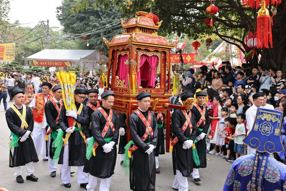Lễ rước sắc Phùng Hưng mang ý nghĩa mời thánh nhân về ngự tại đại đình. (Ảnh: Trần Việt/TTXVN)