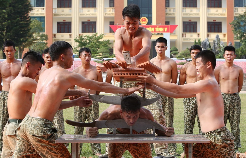 Bộ đội Đặc công trình diễn các kỹ thuật khí công. (Ảnh: Dương Giang/TTXVN)