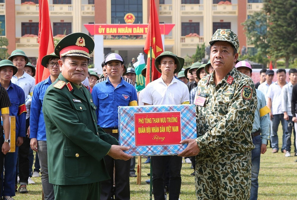 Thượng tướng Nguyễn Phương Nam, Phó Tổng Tham mưu trưởng Quân đội Nhân dân Việt Nam tặng quà cho đại diện lực lượng tham gia diễn tập. (Ảnh: Dương Giang/TTXVN)