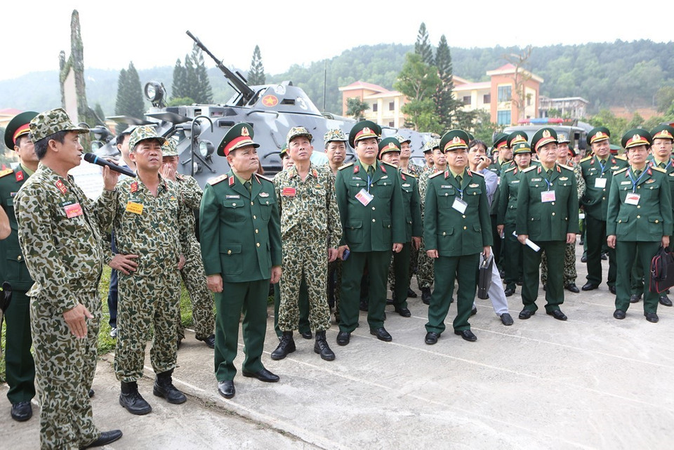 Thượng tướng Nguyễn Phương Nam, Phó Tổng Tham mưu trưởng Quân đội Nhân dân Việt Nam và các đại biểu tham quan trang thiết bị vũ khí của lực lượng Đặc công.(Ảnh: Dương Giang/TTXVN)