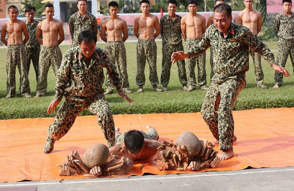 Bộ đội Đặc công trình diễn các kỹ thuật khí công. (Ảnh: Dương Giang/TTXVN)
