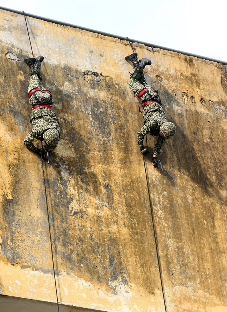 Bộ đội Đặc công trình diễn các kỹ thuật tụt dây, tiếp cận nhà cao tầng. (Ảnh: Dương Giang/TTXVN)