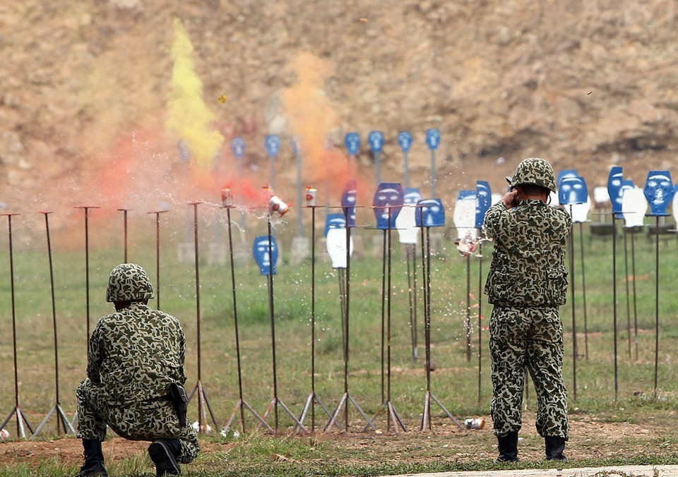 Bộ đội Đặc công trình diễn kỹ thuật bắn súng ngắn. (Ảnh: Dương Giang/TTXVN)