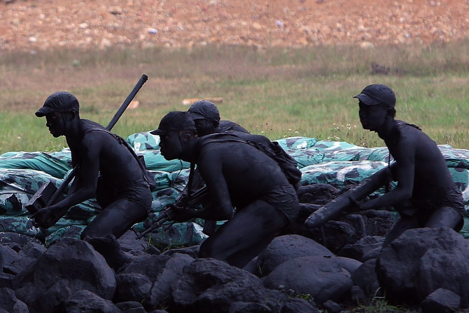 Bộ đội Đặc công trình diễn kỹ thuật ngụy trang. (Ảnh: Dương Giang/TTXVN)