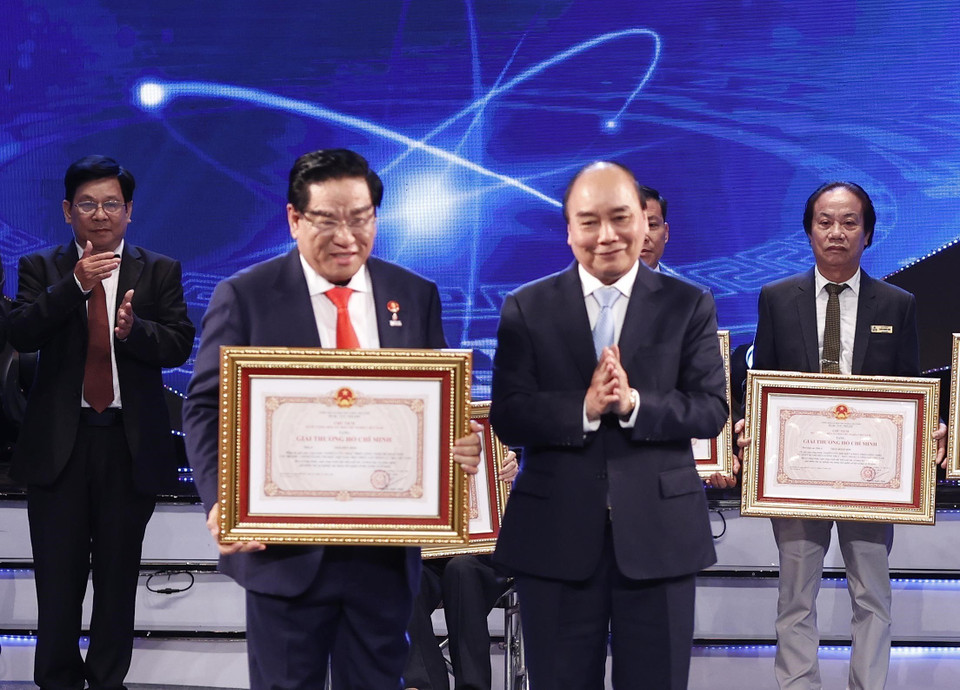 Chủ tịch nước Nguyễn Xuân Phúc, trao Giải thưởng Hồ Chí Minh cho tác giả, đại diện tác giả, đại diện đồng tác giả của 12 công trình, cụm công trình được tặng Giải thưởng Hồ Chí Minh. (Ảnh: Thống Nhất/TTXVN)