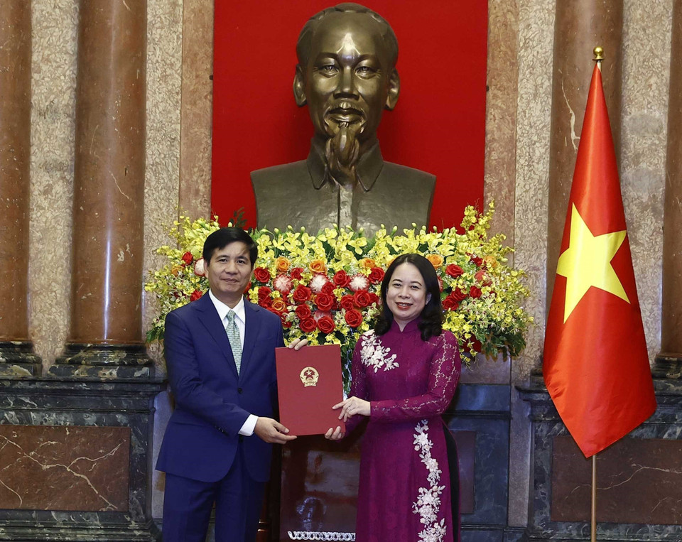 Quyền Chủ tịch nước Võ Thị Ánh Xuân trao Quyết định bổ nhiệm ông Đinh Ngọc Linh làm Đại sứ Đặc mệnh toàn quyền Cộng hòa xã hội chủ nghĩa Việt Nam tại Malaysia. (Ảnh: Thống Nhất/TTXVN)