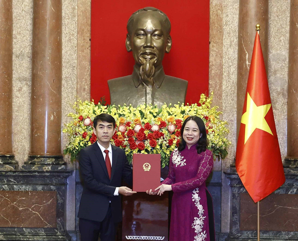 Quyền Chủ tịch nước Võ Thị Ánh Xuân trao Quyết định bổ nhiệm ông Hoàng Sỹ Cường làm Đại sứ Đặc mệnh toàn quyền Cộng hòa xã hội chủ nghĩa Việt Nam tại Nam Phi. (Ảnh: Thống Nhất/TTXVN)