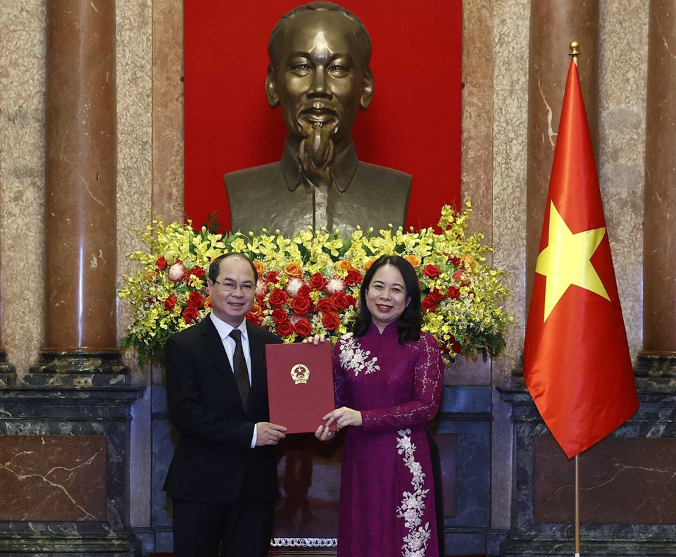 Quyền Chủ tịch nước Võ Thị Ánh Xuân trao Quyết định bổ nhiệm ông Nguyễn Mạnh Cường làm Đại sứ Đặc mệnh toàn quyền Cộng hòa xã hội chủ nghĩa Việt Nam tại Bangladesh. (Ảnh: Thống Nhất/TTXVN)