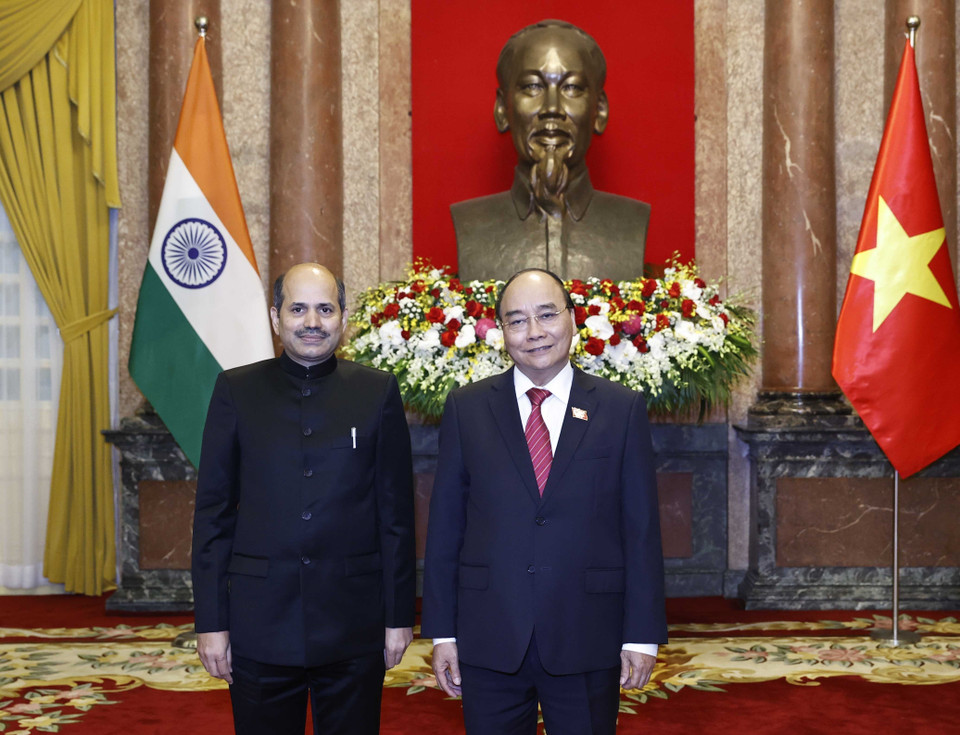 Chủ tịch nước Nguyễn Xuân Phúc chụp ảnh chung với Đại sứ Ấn Độ Sandeep Arya. (Ảnh: Thống Nhất/TTXVN)