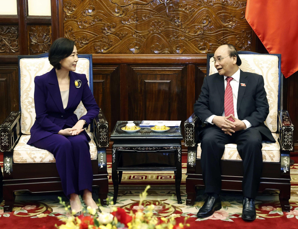 Hình ảnh Chủ tịch nước Nguyễn Xuân Phúc tiếp Đại sứ Hàn Quốc Oh Youngju. (Ảnh: Thống Nhất/TTXVN)