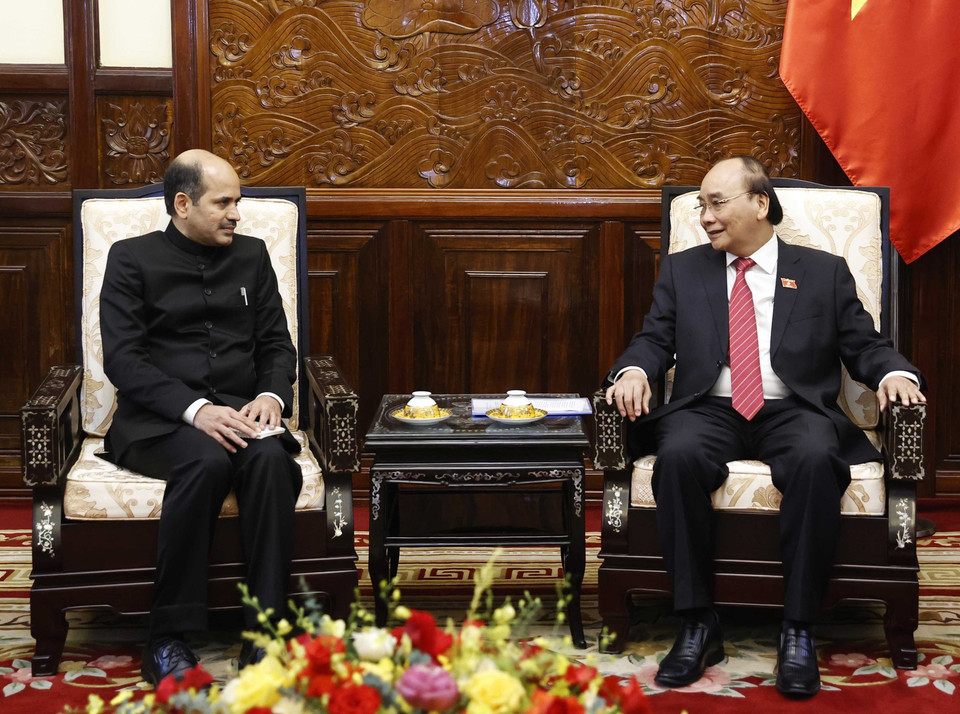 Hình ảnh Chủ tịch nước Nguyễn Xuân Phúc tiếp Đại sứ Ấn Độ Sandeep Arya. (Ảnh: Thống Nhất/TTXVN)